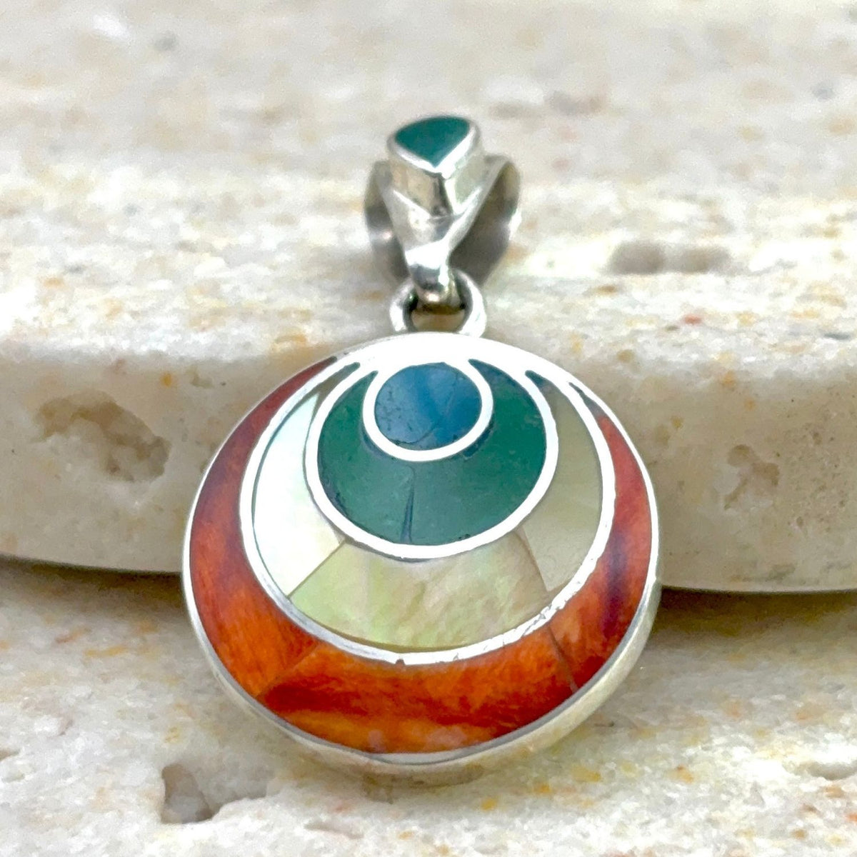 Pendentif Spira en argent et matières naturelles – vue de face