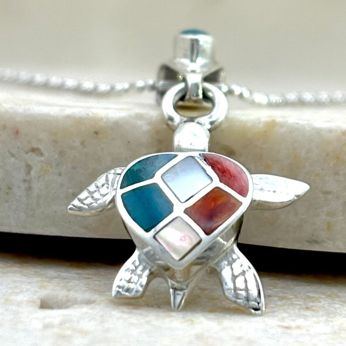 Pendentif Tortue Colorée en argent et pierres naturelles avec chaîne