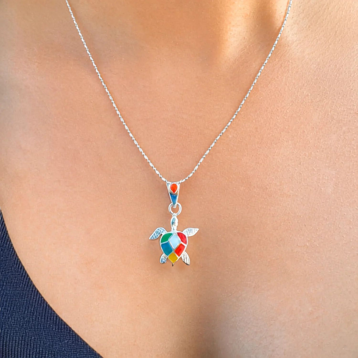 Pendentif Tortue Colorée en argent porté avec chaîne