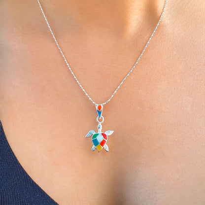 Pendentif Tortue Colorée en argent porté avec chaîne