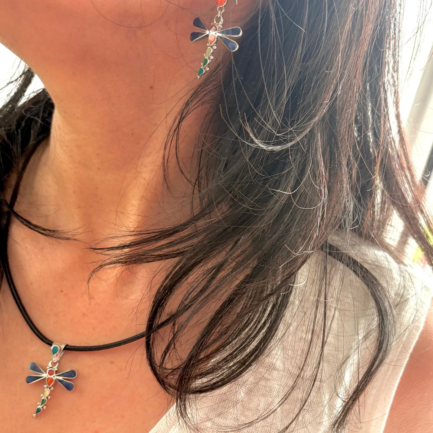 Pour un ensemble harmonieux, le pendentif Aéria peut être associé aux boucles d'oreilles Aéria de la collection Initiale.