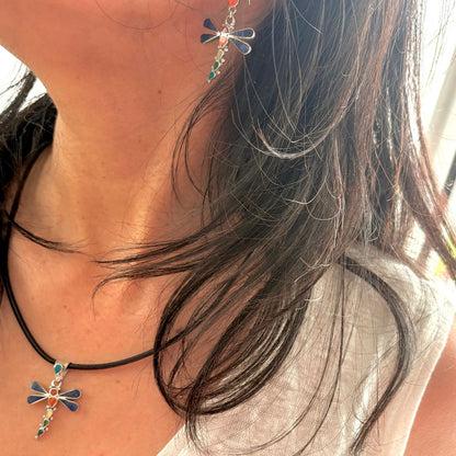 Pour un ensemble harmonieux, le pendentif Aéria peut être associé aux boucles d'oreilles Aéria de la collection Initiale.