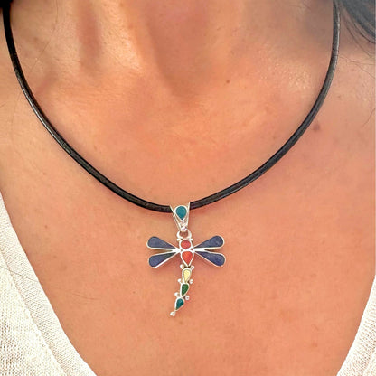 Pendentif Libellule porté avec ras-du-cou en cuir noir