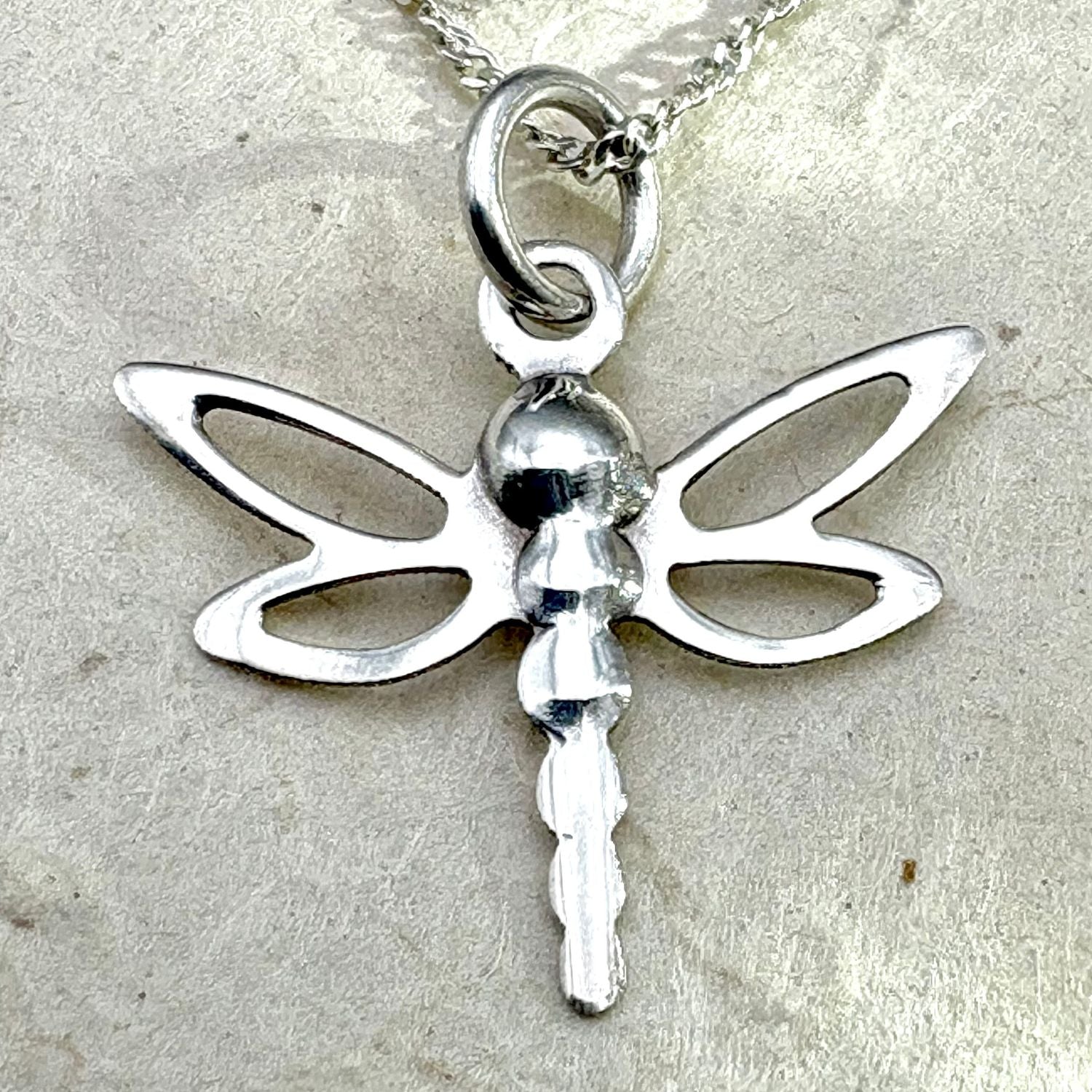 Pendentif Aeria en argent avec chaîne en argent 925 et motif libellule 