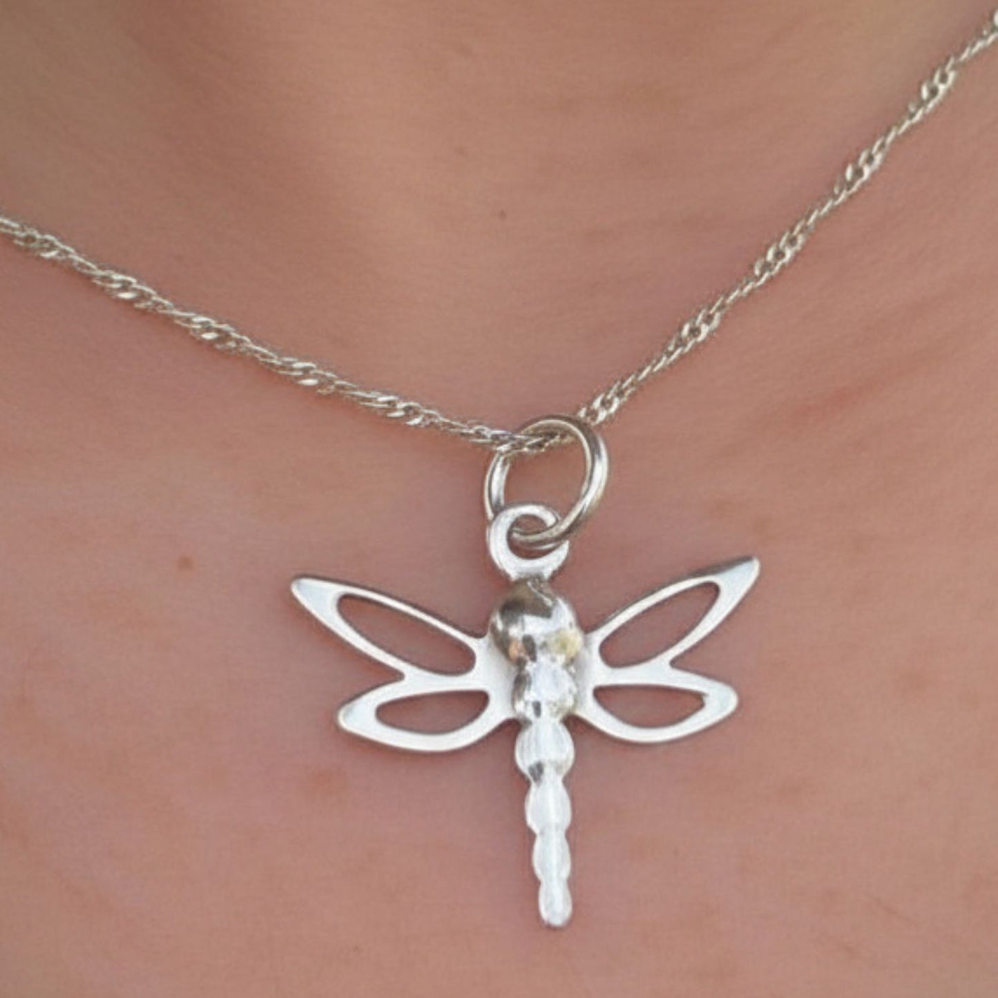 Pendentif Aeria porté avec chaîne en argent 925 mettant en valeur le motif libellule 