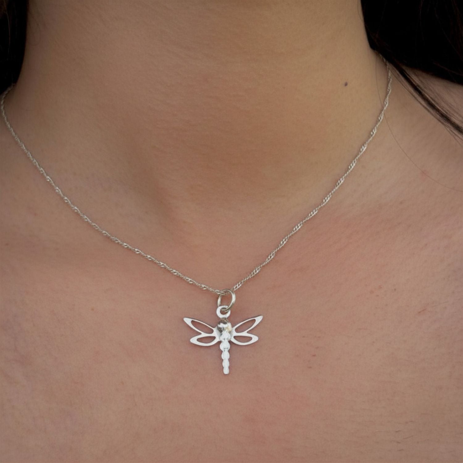 Pendentif Aeria porté dans un style minimaliste avec chaîne en argent 925 