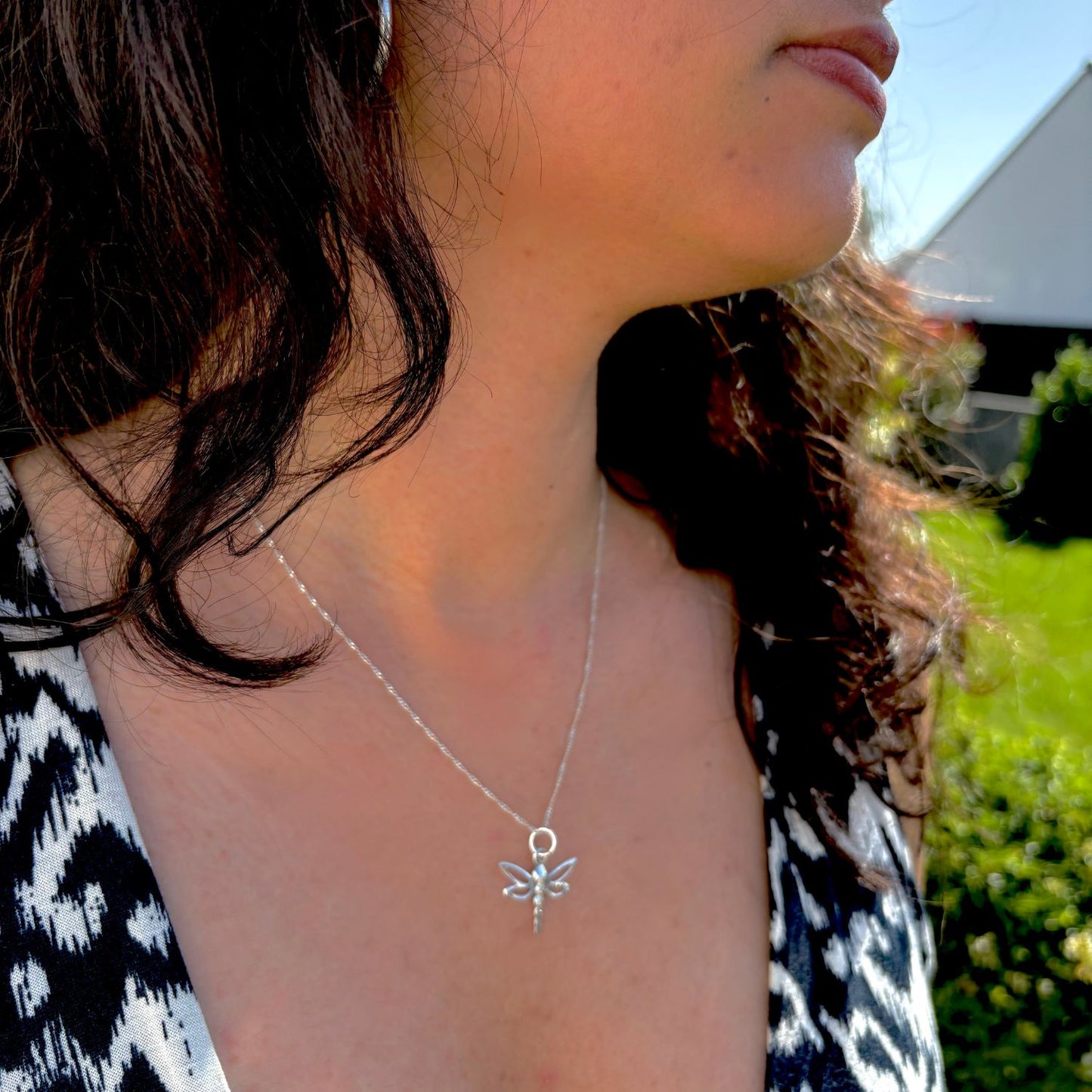 Pendentif Aeria porté en lumière naturelle avec chaîne en argent 925