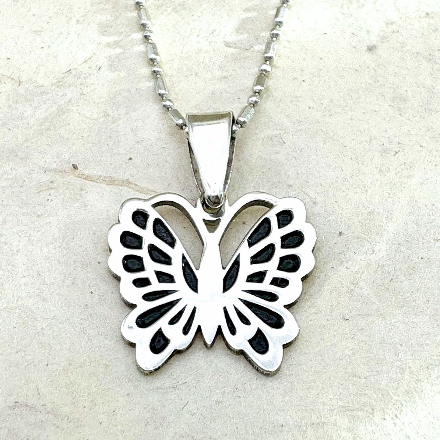 Pendentif Ailéa en argent inspiré des ailes d'un papillon de la collection Essentielle par Cholita Nova.
