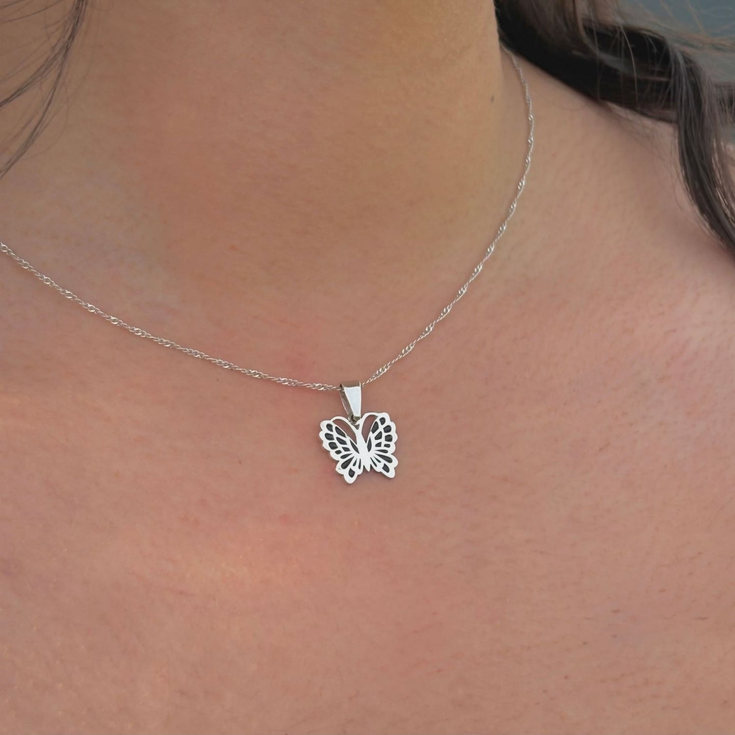Pendentif Ailéa porté avec chaîne en argent, création artisanale légère et élégante.