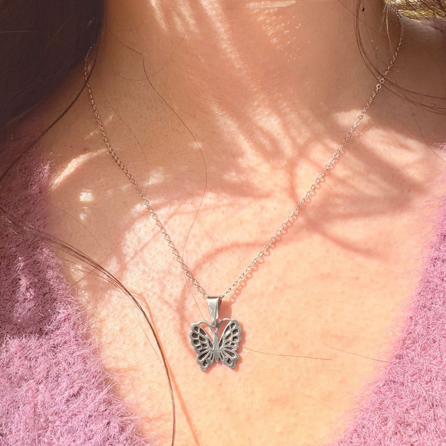 Pendentif Ailéa porté mettant en valeur son format délicat et sa silhouette inspirée des ailes.