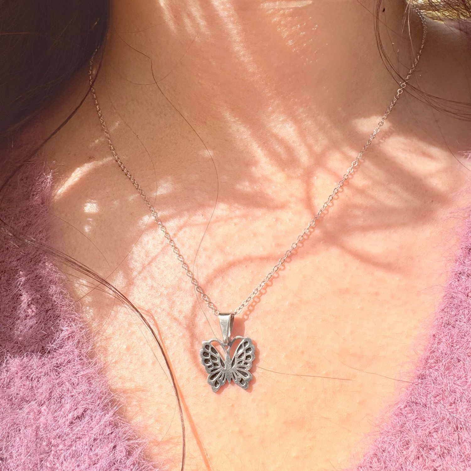 Pendentif Ailéa porté mettant en valeur son format délicat et sa silhouette inspirée des ailes.