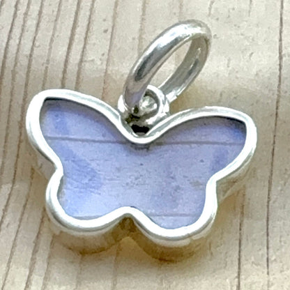Pendentif Azura en argent avec véritable aile de papillon violet irisé
