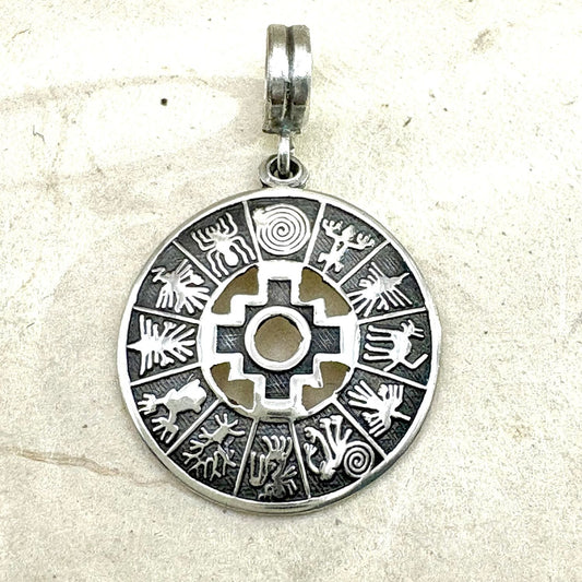 Pendentif Chakana Essentielle en argent oxydé avec motif chakana ajouré et cercle travaillé.
