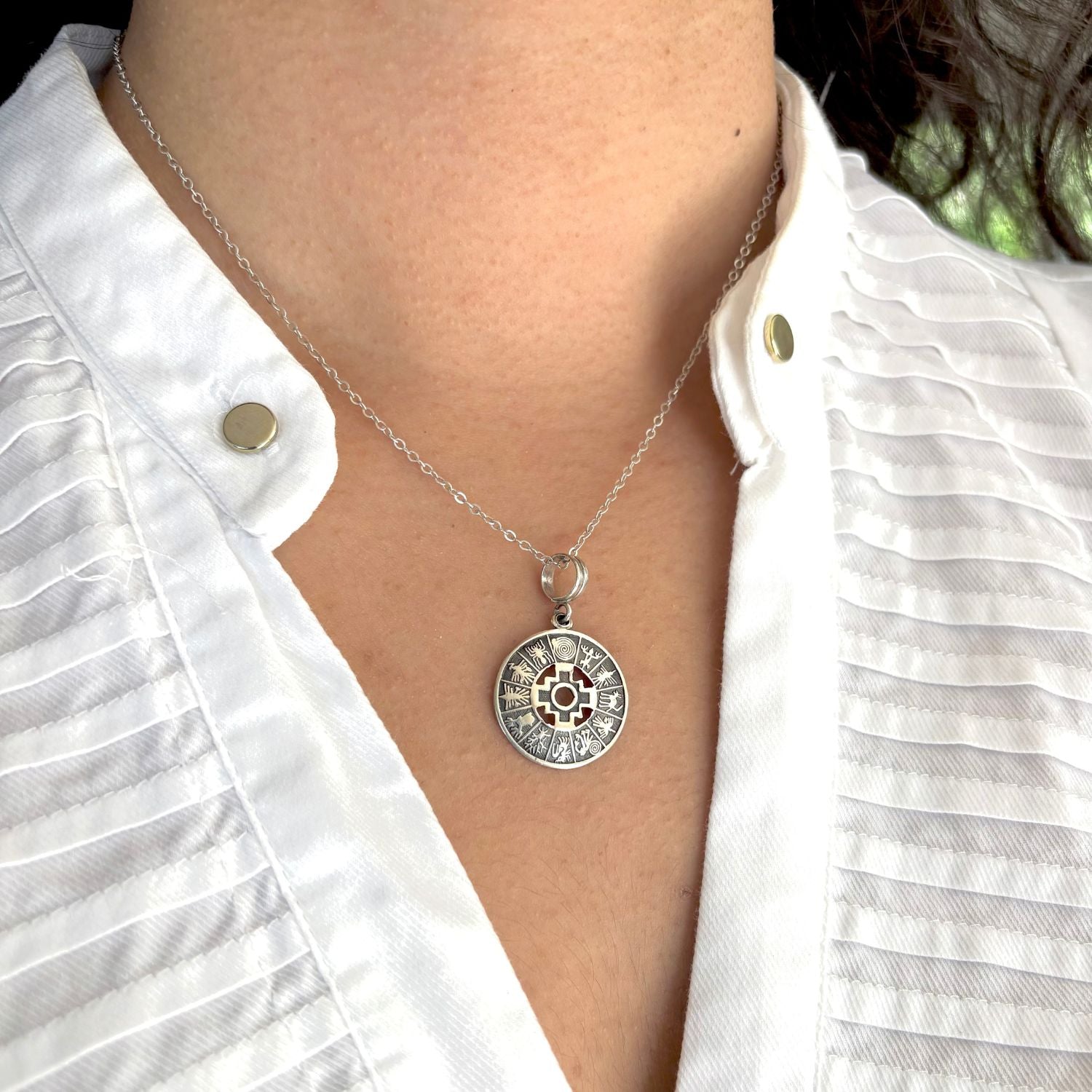 Pendentif Chakana Essentielle porté avec chaîne en argent. 
