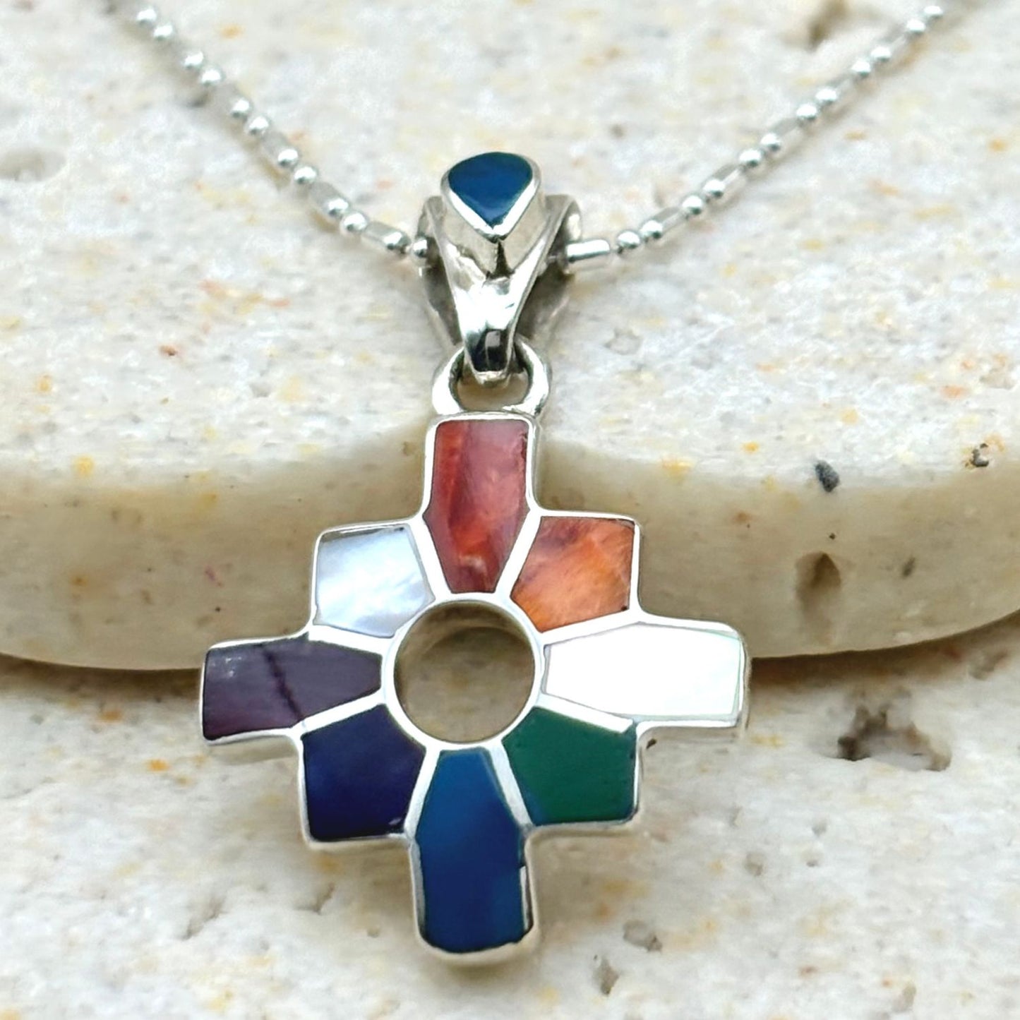 Pendentif Chakana en argent avec chrysocolle, sodalite, nacre et spondylus sur chaîne en argent 925 
