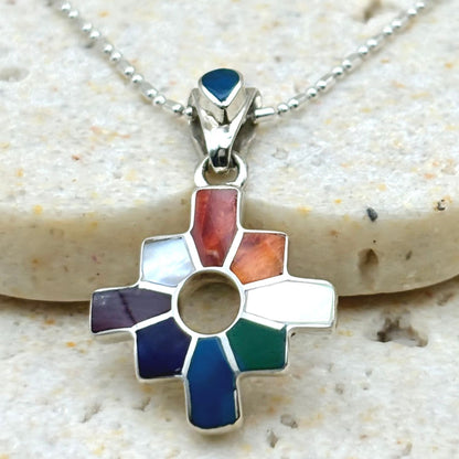 Pendentif Chakana en argent avec chrysocolle, sodalite, nacre et spondylus sur chaîne en argent 925 