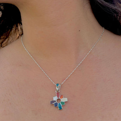 Pendentif Chakana porté avec chaîne en argent 925 dans un style contemporain 