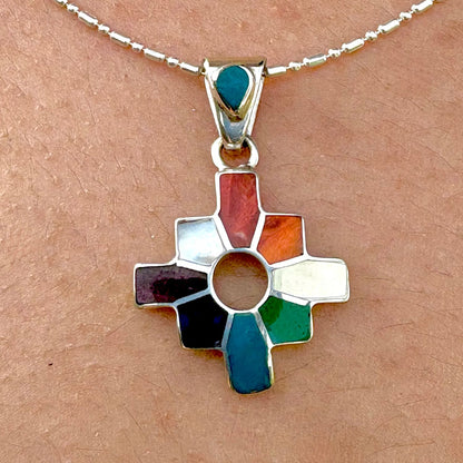 Pendentif Chakana porté avec chaîne en argent 925 mettant en valeur ses pierres naturelles multicolores 