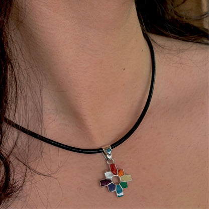 Pendentif Chakana porté avec ras-du-cou en cuir noir et pierres naturelles multicolores 