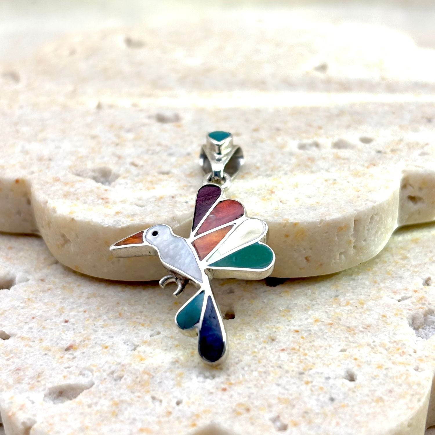 Pendentif Colibri en argent avec pierres naturelles multicolores.