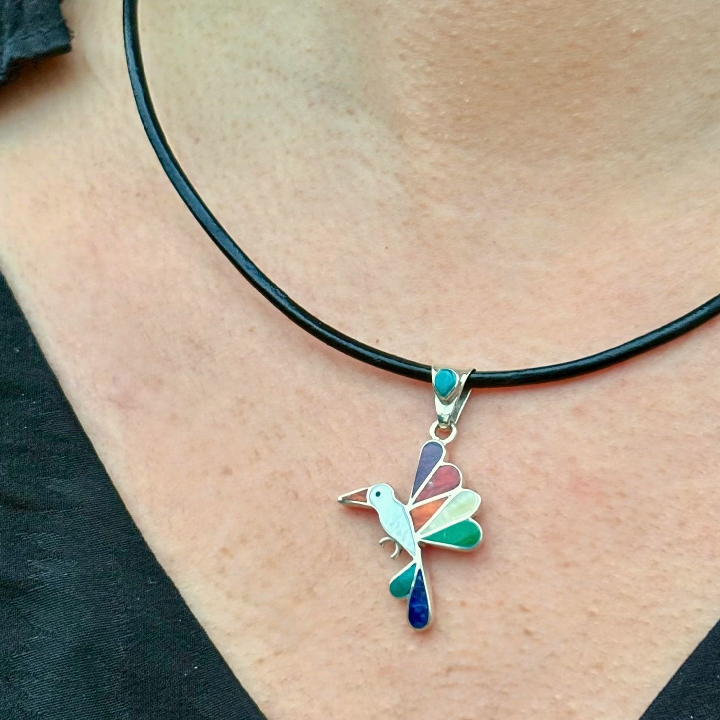  Pendentif Colibri sur ras-du-cou en cuir noir
