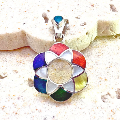Pendentif Corolle en argent avec chrysocolle, sodalite, nacre et spondylus dans un motif corolle ajourée