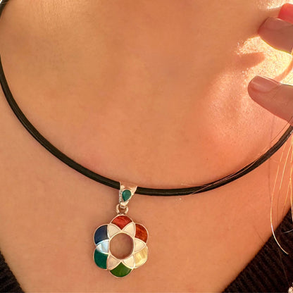 Pendentif Corolle porté avec ras-du-cou en cuir noir