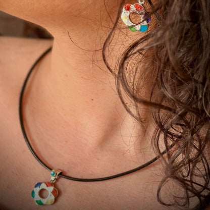 Pendentif Corolle porté mettant en valeur son motif corolle et ses pierres naturelles