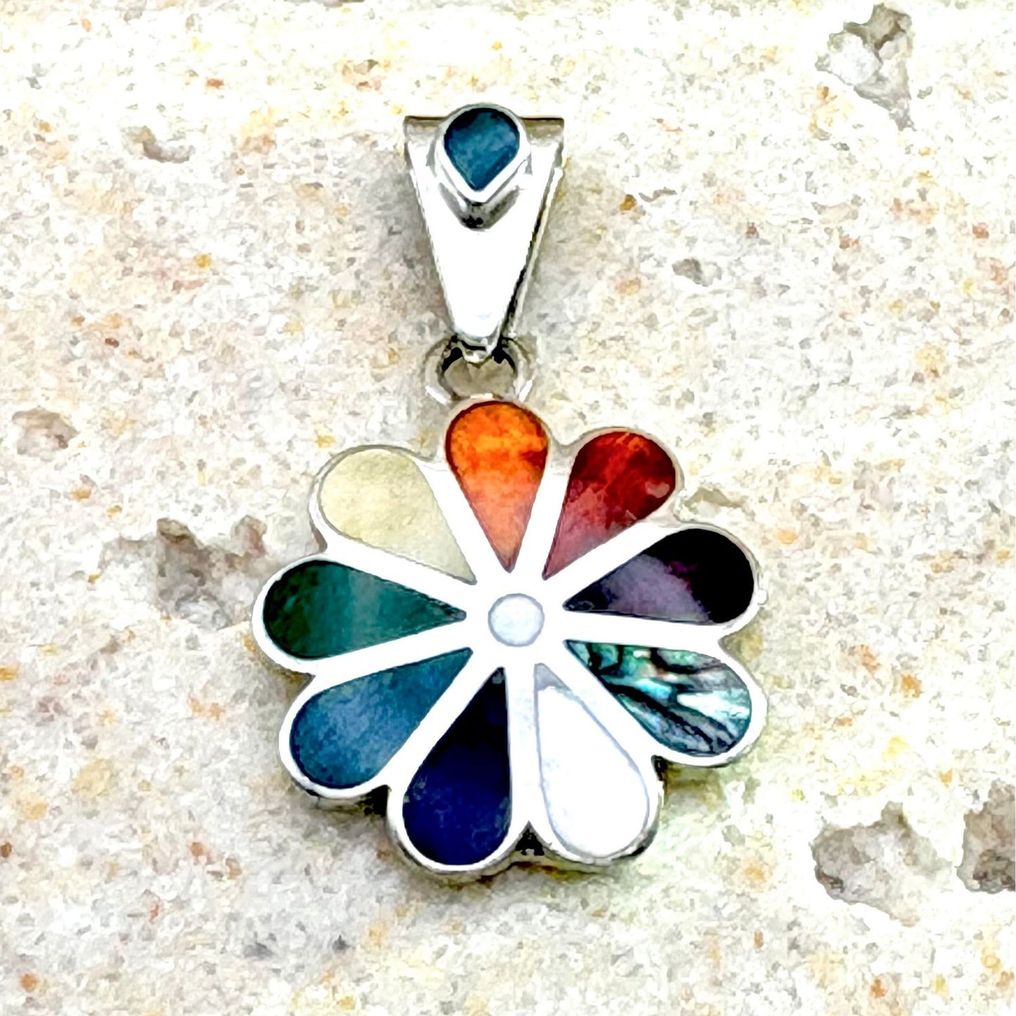 Pendentif Flora en argent avec incrustations de chrysocolle, sodalite, nacre et spondylus
