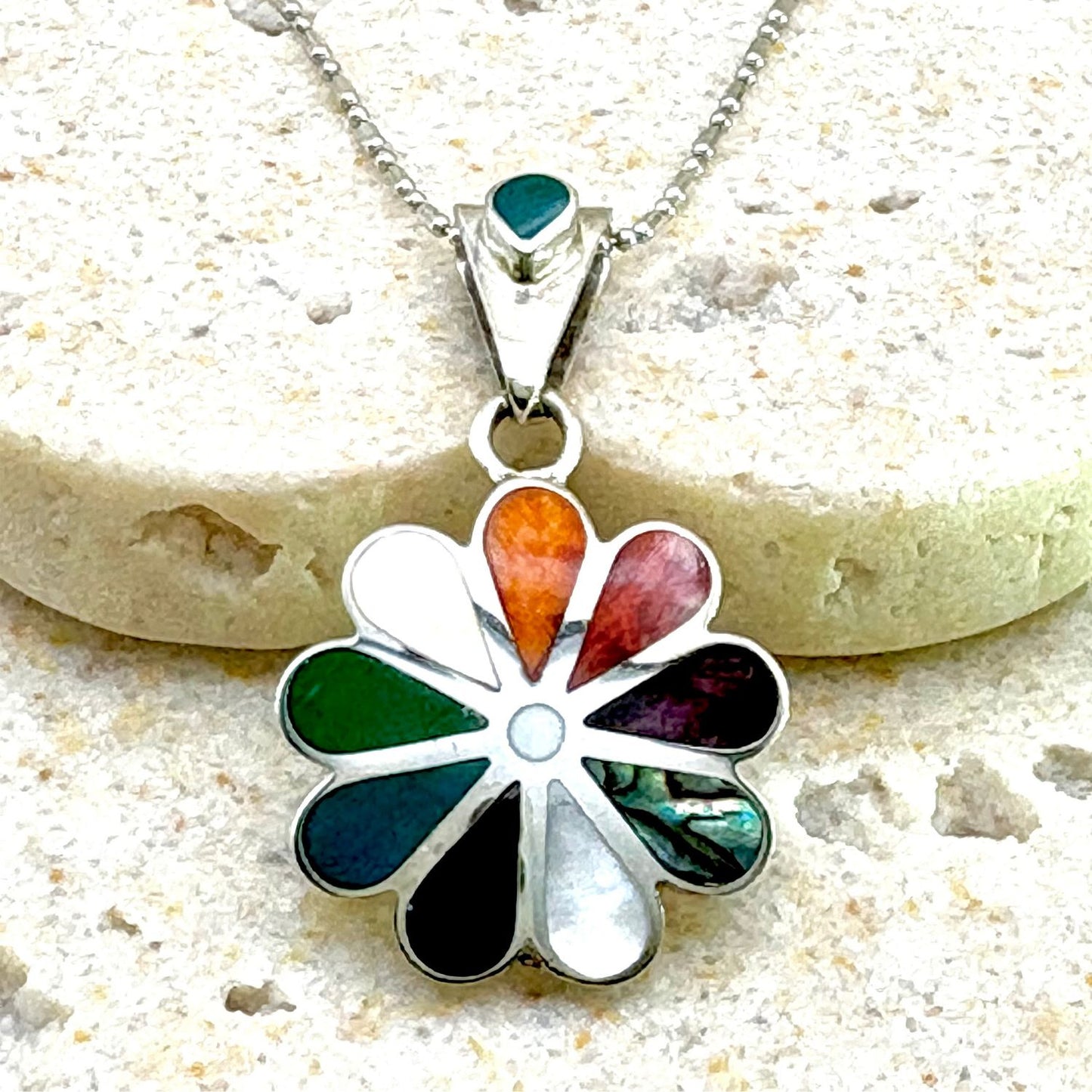 Pendentif Flora en argent et pierres naturelles multicolores sur chaîne en argent