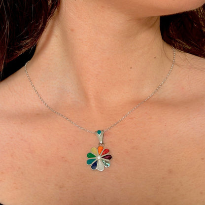 Pendentif Flora porté avec motif fleur en argent et pierres naturelles