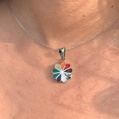 Pendentif Flora porté de près mettant en valeur les couleurs naturelles des pierres