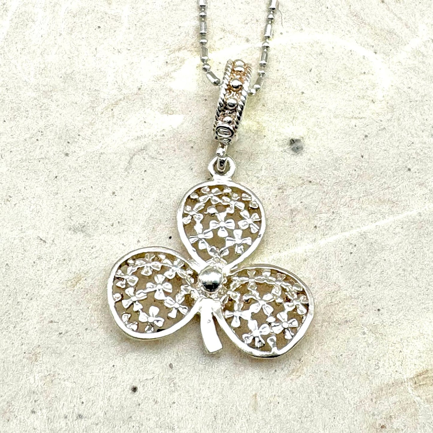 Pendentif Folia en argent  au motif ajouré de la collection Essentielle par Cholita Nova.