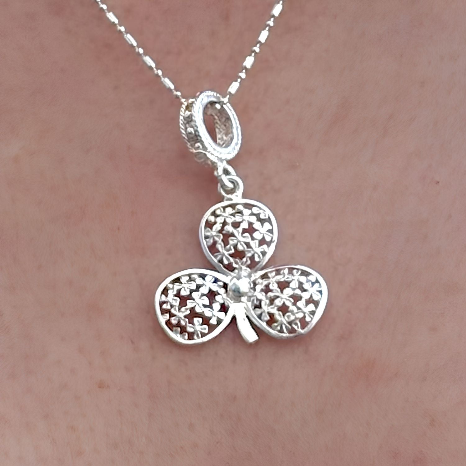 Pendentif Folia en argent présenté de face mettant en valeur les détails du travail artisanal.