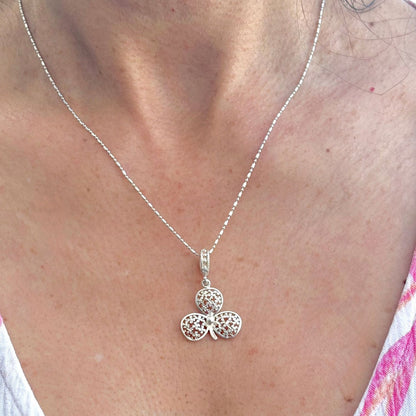 Pendentif Folia porté avec chaîne en argent de la collection Essentielle par Cholita Nova.
