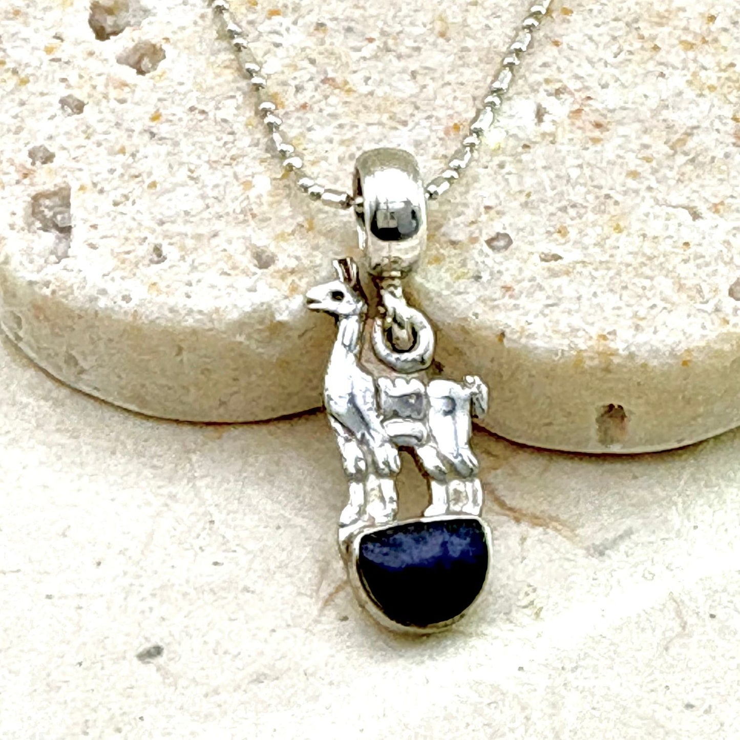 Pendentif Lama en argent avec lapis-lazuli naturel de la collection Essentielle
