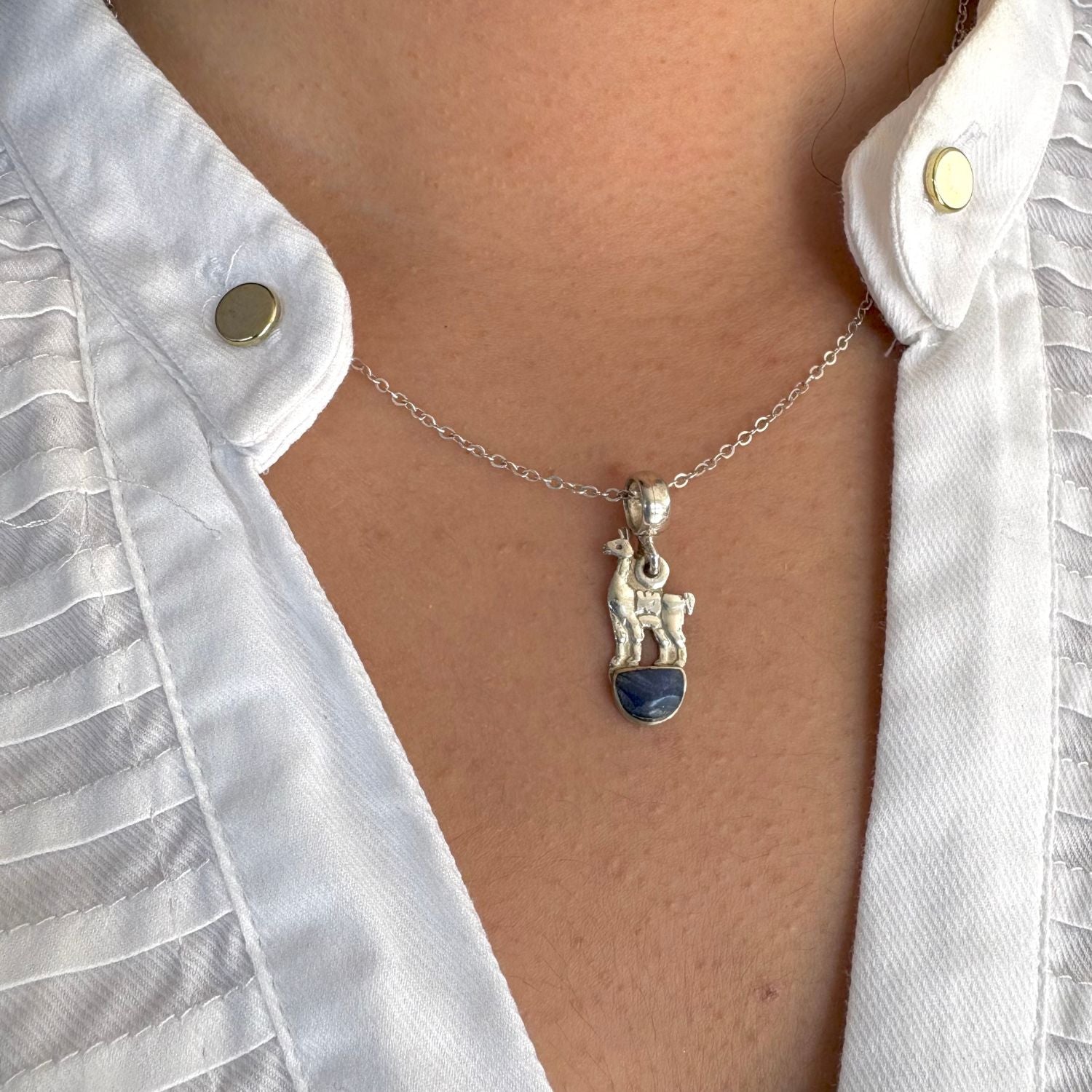  Pendentif Lama porté avec une chaîne en argent, bijou artisanal élégant et léger.
