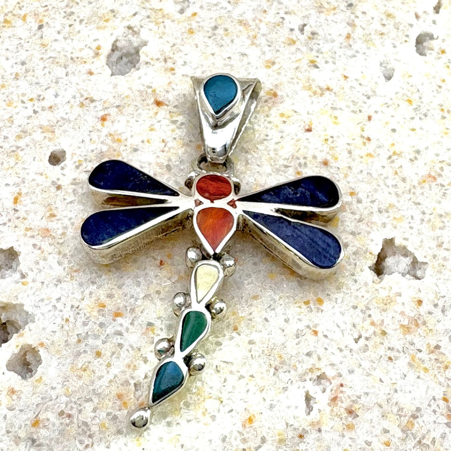Pendentif Libellule Aéria en argent avec nacre, sodalite, chrysocolle et spondylus. Création artisanale de la collection Initiale.