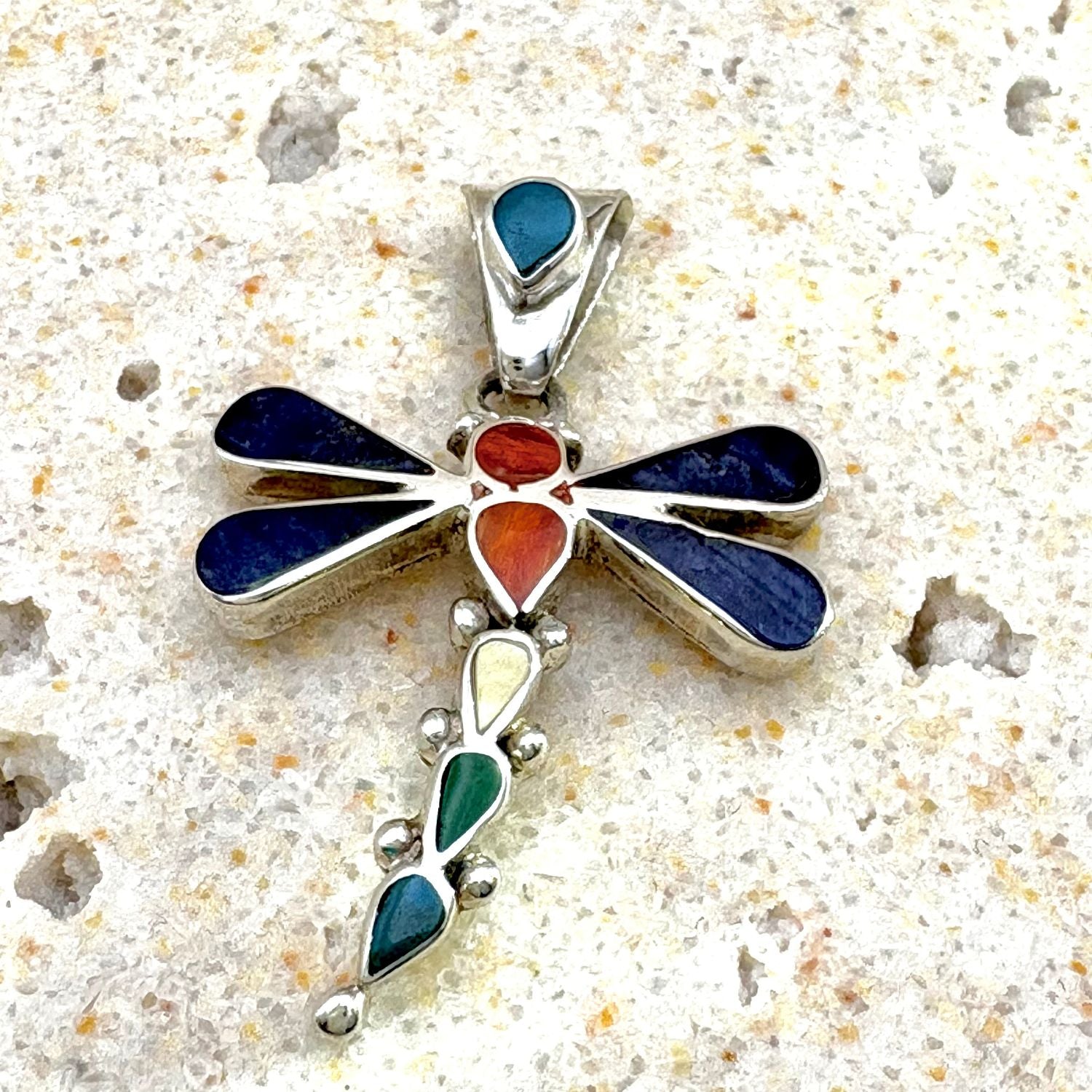 Pendentif Libellule Aéria en argent avec nacre, sodalite, chrysocolle et spondylus. Création artisanale de la collection Initiale.