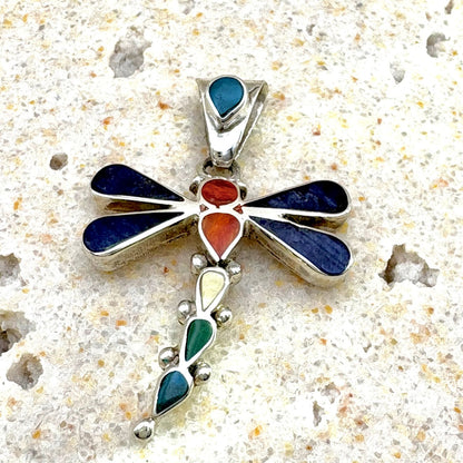 Pendentif Libellule Aéria en argent avec nacre, sodalite, chrysocolle et spondylus. Création artisanale de la collection Initiale.