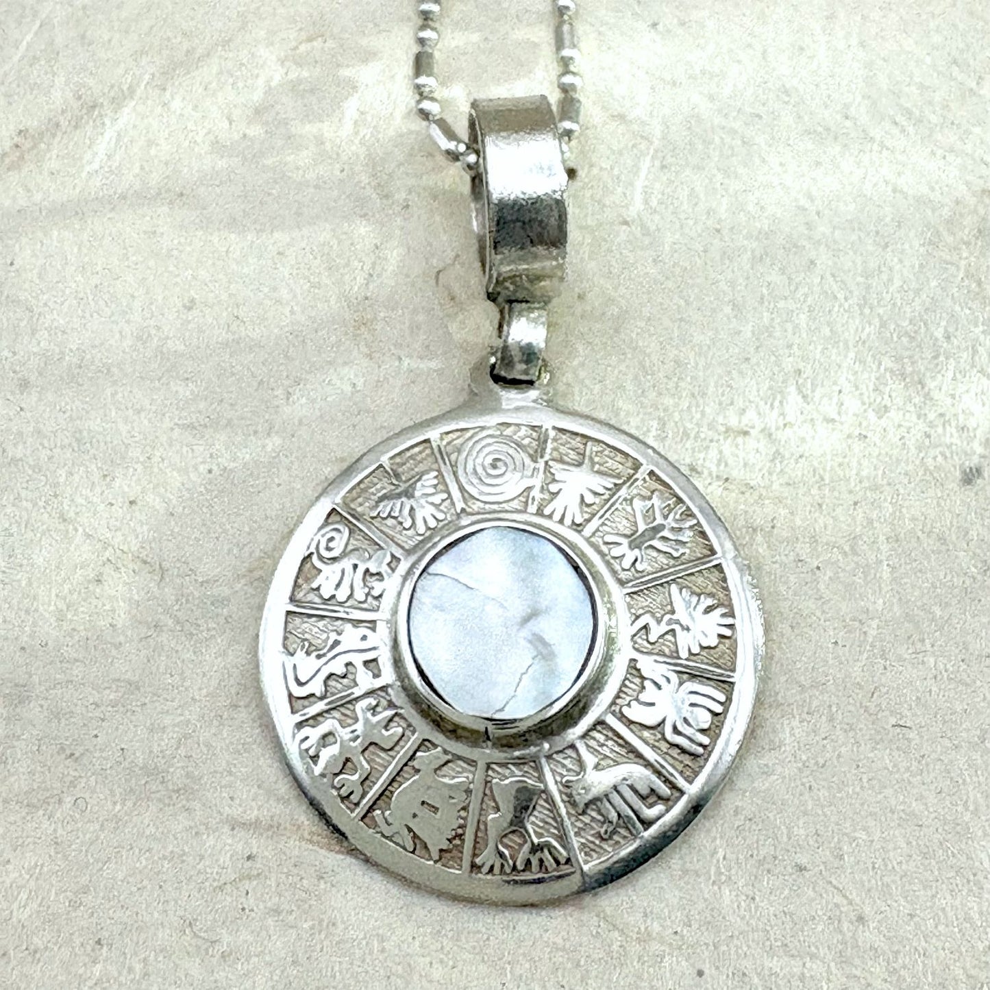 Pendentif Lumia en argent avec centre en nacre et motif gravé de la collection Essentielle par Cholita Nova.