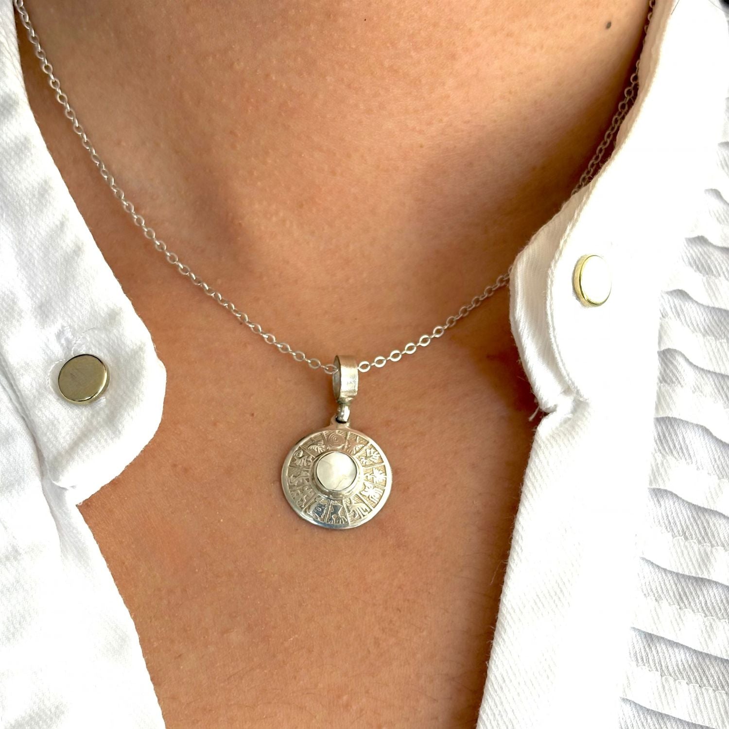 Pendentif Lumia porté avec chaîne en argent, création artisanale lumineuse et élégante.