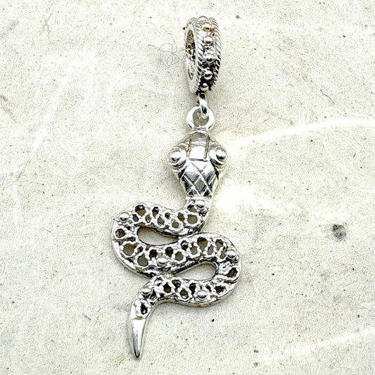 Pendentif Ondine en argent présenté sur fond clair, mettant en valeur ses courbes et son relief.