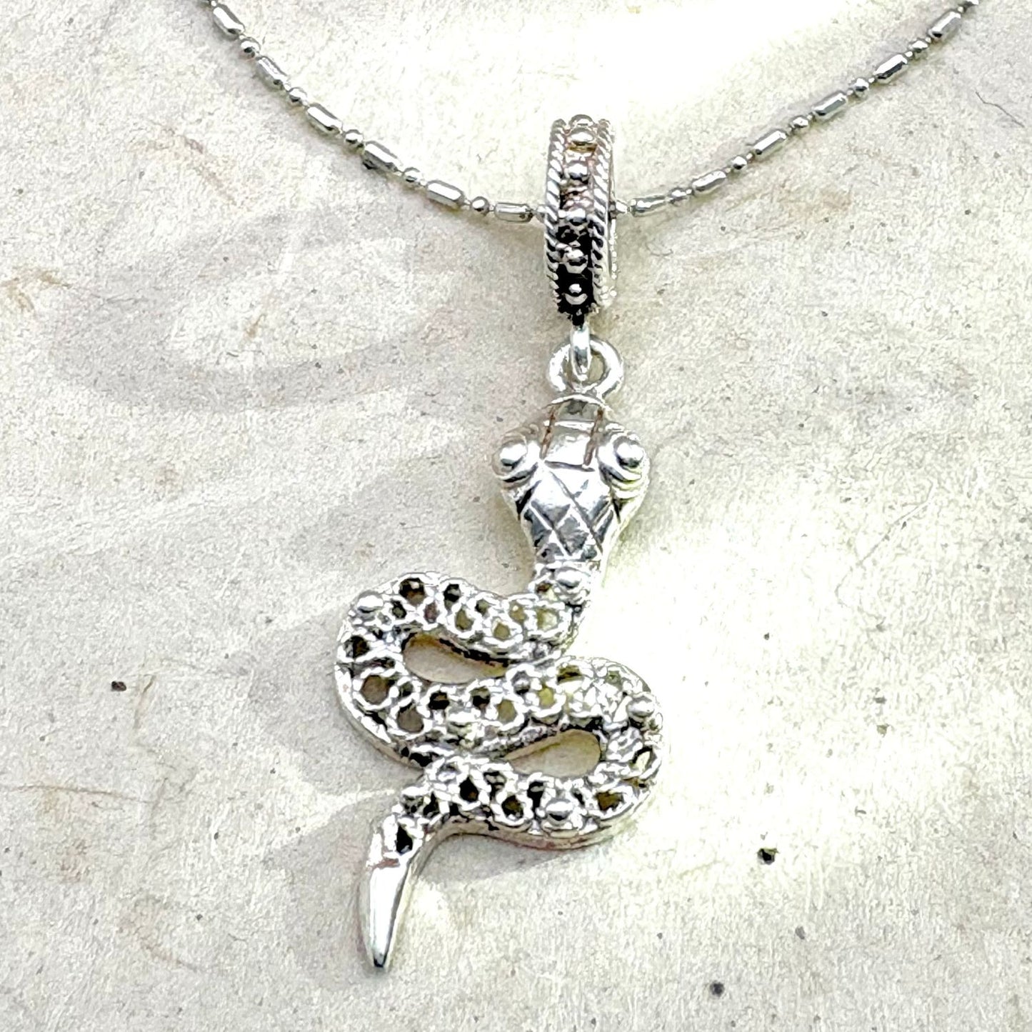 Pendentif Ondine en argent  au design ajouré et aux lignes fluides de la collection Essentielle par Cholita Nova