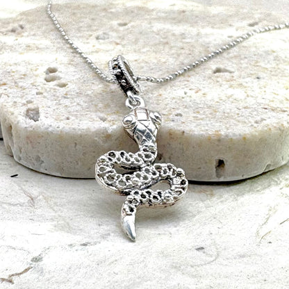 Pendentif Ondine en argent monté sur une chaîne en argent, motif serpent au design artisanal.