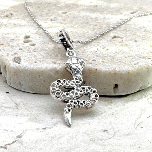 Pendentif Ondine en argent monté sur une chaîne en argent, motif serpent au design artisanal.