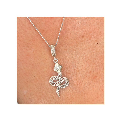 Pendentif Ondine en argent porté, vue rapprochée mettant en valeur le relief et les détails ajourés.