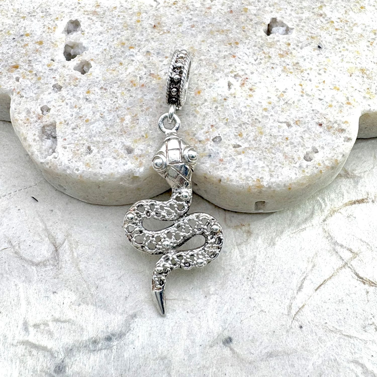 Pendentif Ondine en argent représentant un serpent au design ajouré et au relief travaillé.