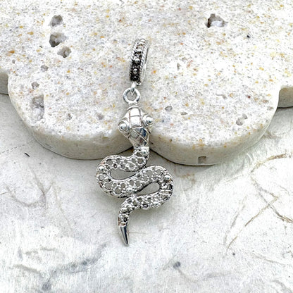 Pendentif Ondine en argent représentant un serpent au design ajouré et au relief travaillé.