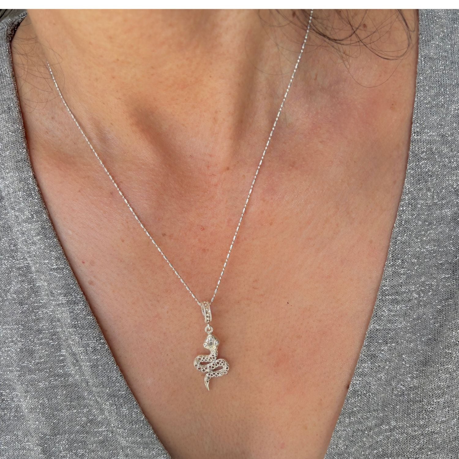 Pendentif Ondine porté avec chaîne en argent, création artisanale de la collection Essentielle par Cholita Nova.